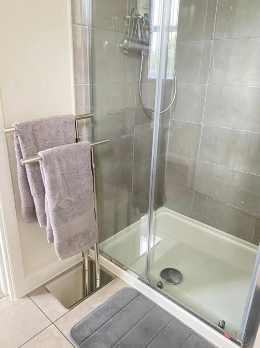 4-Room Detached Furnished Home With Parking Лестър Екстериор снимка